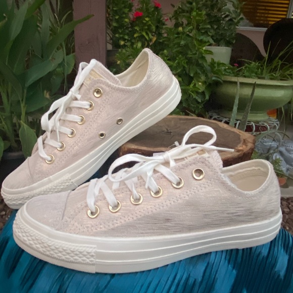 Converse Shoes - NWT Metallic Gold / Beige Converse All Stars Sz 8